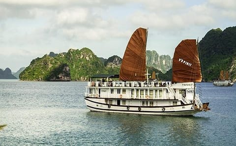 Full-Day Luxury Tour of Ha Long Bay from Hanoi