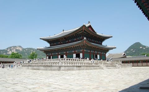 Seoul City Tour: Gyeongbokgung Palace, N Seoul Tower, and Hanok Village
