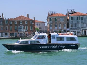 Motorboat Rental with Optional Aperitif in Venice