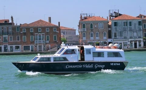 Motorboat Rental with Optional Aperitif in Venice