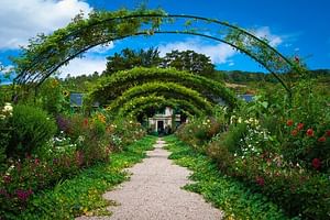 CDG Transfers with Private Tour in Giverny, Seine & Wine Tasting