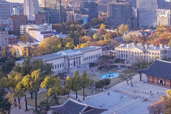 VIP meet‑and‑greet: name board in hotel lobby