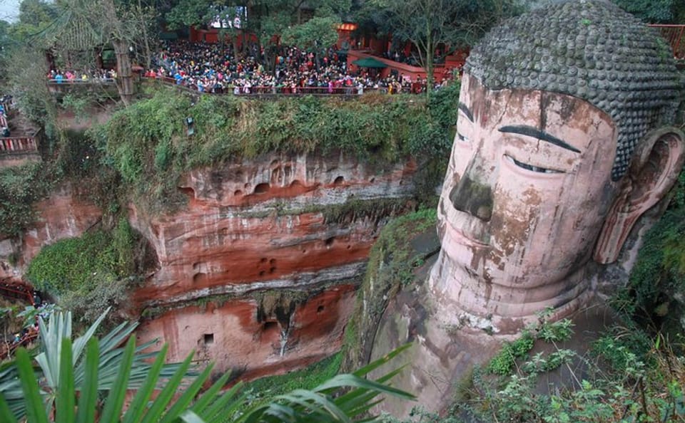 Leshan Giant Buddha and Huanglongxi Town Day Tour