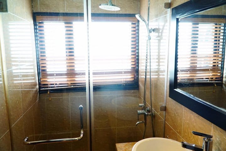 bathroom bai tho cruise