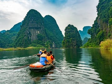 Ninh Binh Day Tour: Explore Dia Tang Phi Lai and Trang An