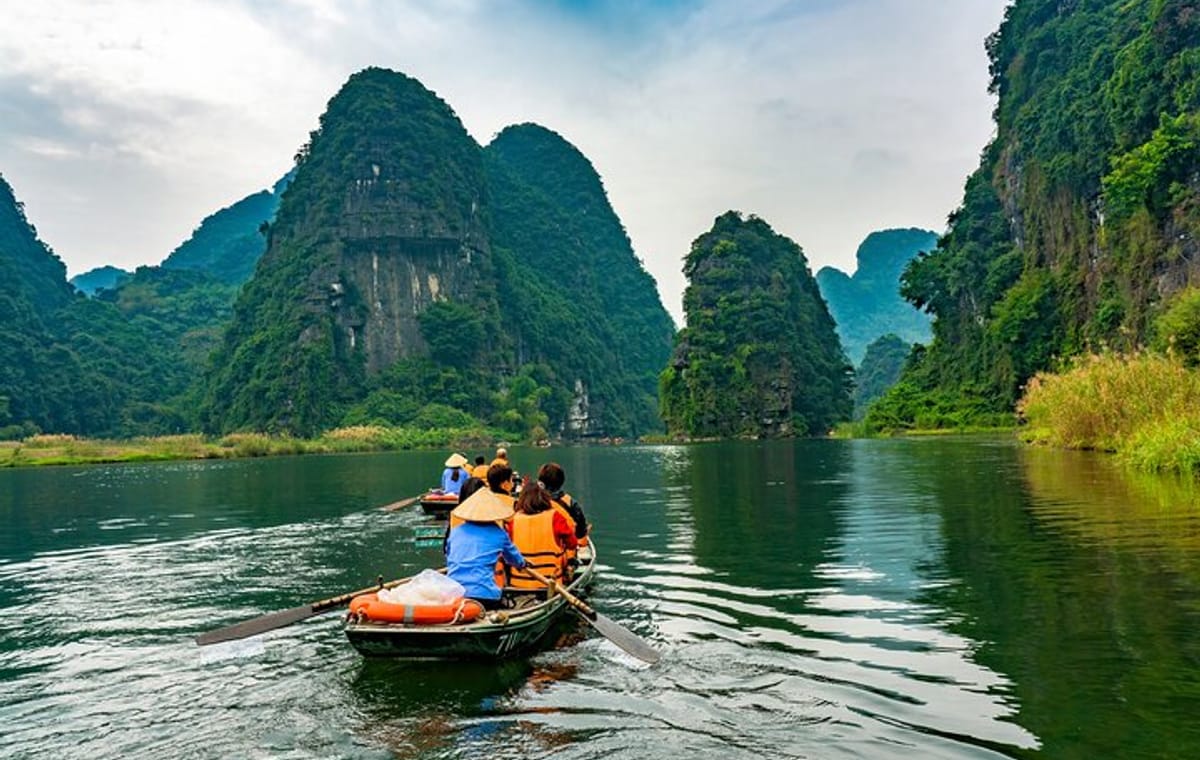 Ninh Binh Day Tour: Dia Tang Phi Lai, Cay Thi Pagoda & Trang An