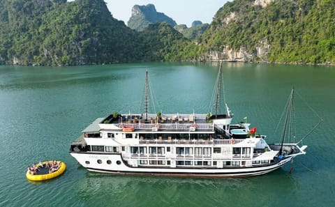 Oasis Bay Party Cruise for Young Travelers with Transfer Included