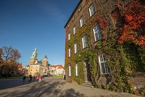 Krakow: Guided Wawel Tour, Lunch, and Vistula River Walk