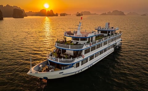 Bai Tu Long 2D/1N Luxury Cruise with Kayaking in Halong Bay
