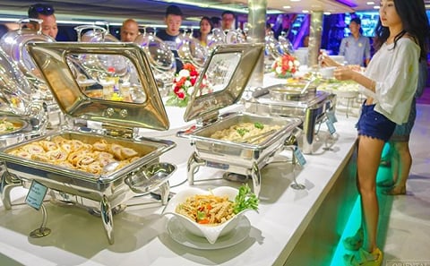 Chao Phraya River Dinner Cruise with Live Music in Bangkok