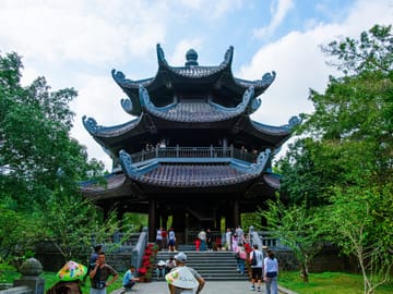 Ninh Bình Day Tour: Explore Bai Dinh and Trang An Highlights
