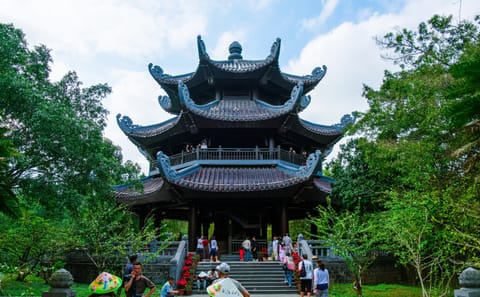 Ninh Bình Day Tour: Explore Bai Dinh and Trang An Highlights