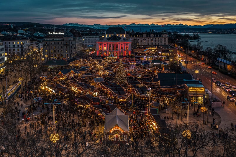 O mercado de Natal da Sechseläutenplatz, em Zurique, visto do alto.