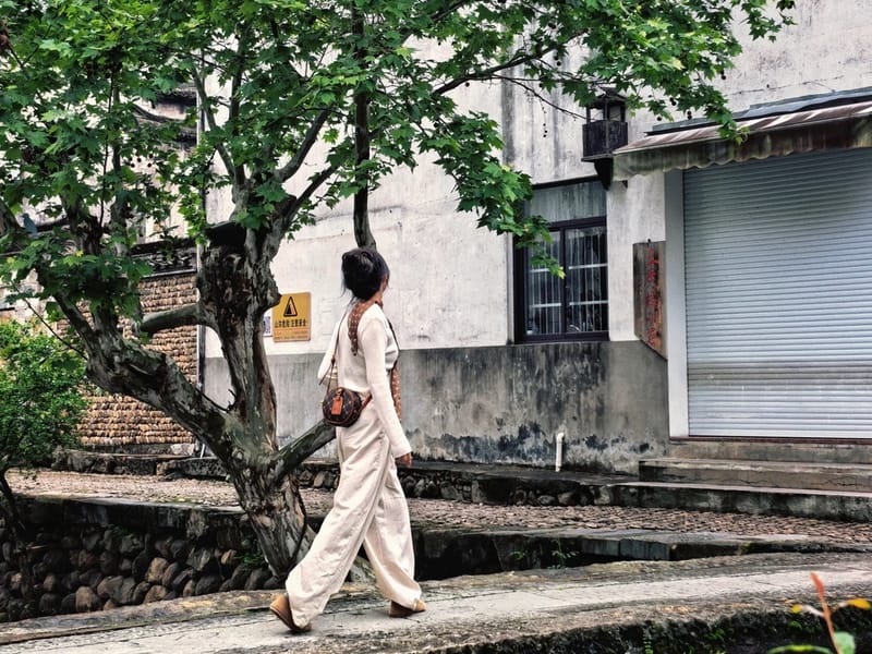 Hangzhou: Fuyang Bayberry Picking & Ancient Town Day Trip
