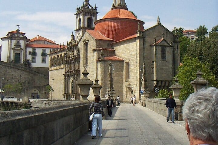 GREEN WINE: Private Tour with Guimarães or Amarante from Porto