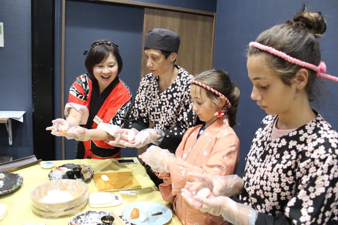 Learn How to Make Sushi! Standard Class in Osaka 5