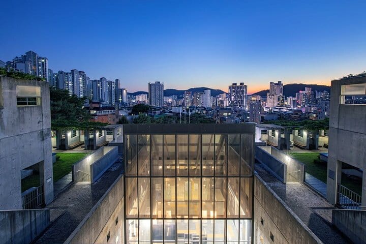 VIP meet‑and‑greet: name board in hotel lobby