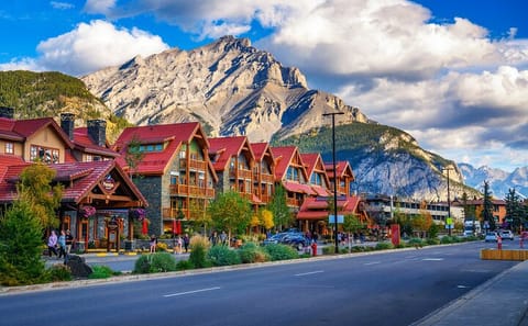 Banff Day Tour: Lake Minnewanka, Gondola & Johnston Canyon
