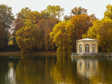 Day Trip to Fontainebleau Palace from Paris by Minivan
