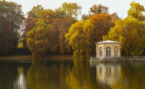 Day Trip to Fontainebleau Palace from Paris by Minivan