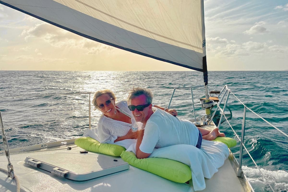Happy couple celebrating private romantic tour on sailing yacht with Maxie Sailing Curacao