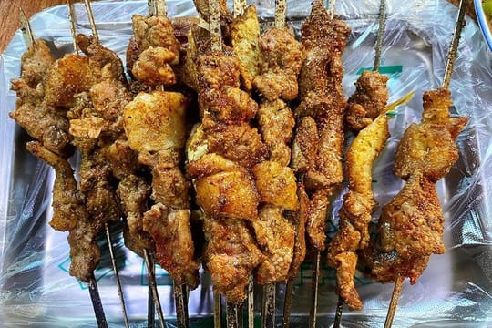Pearl River Night Cruise with Xinjiang Cuisine Dining Experience in Guangzhou