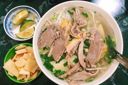 Tasting 8 Different Street Foods + Local Drink by Foot Walking