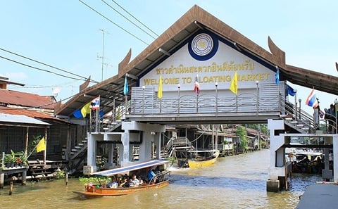 Private Damnoen Saduak Floating Market & Maeklong Train Market Tour