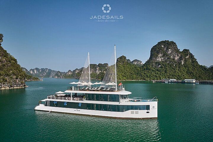 Jade Sails Luxury Cruise: Explore Halong & Lan Ha Bay with Kayaking & Cooking Demo