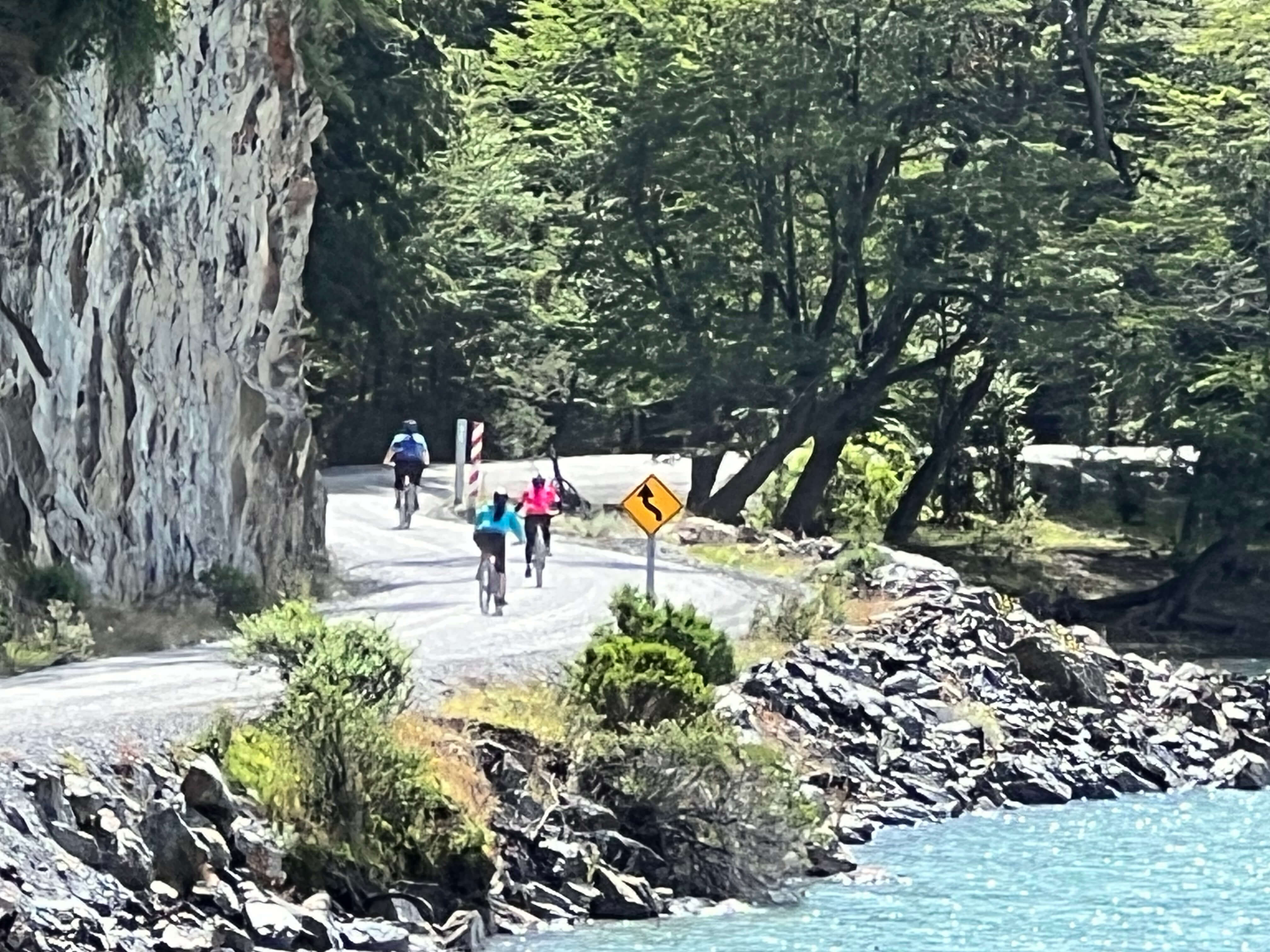 Pedaleando en Bicicleta eléctrica hacia el Fin de la Carrera Austral, en el Lago O'Higgins