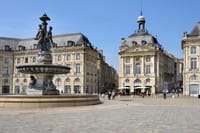 Bordeaux Old Town Exploration Game and Private Tour 4