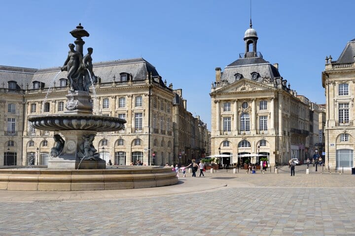 Bordeaux Old Town Exploration Game and Private Tour 4
