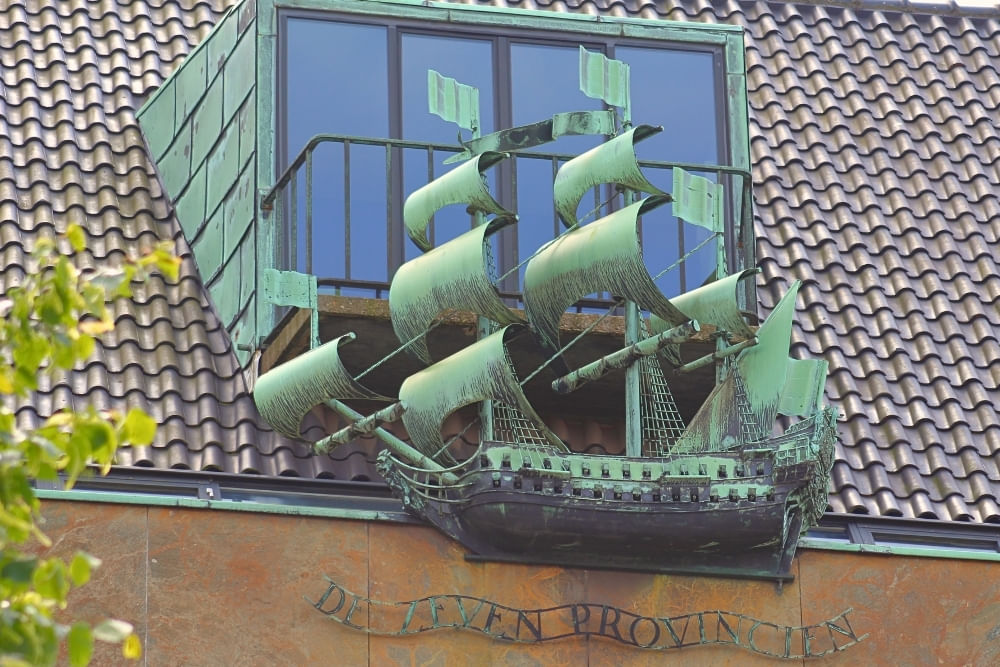 Historic detail of a VOC Ship to discover during The Hague scavenger hunt City Detective.