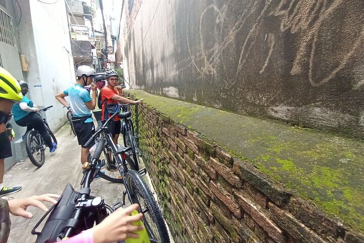 Half Day Back Alleys Expedition in Saigon by Bike