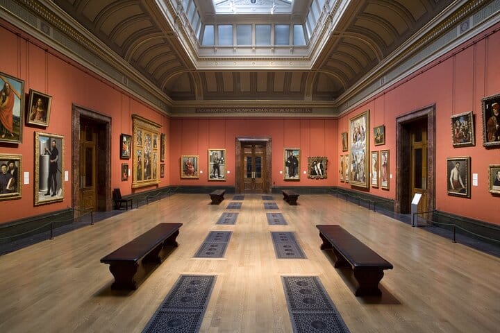 Louvre Museum with Private Transfers and Audio Guide 4