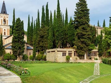 4 Full days in Georgia with private tour, free aiport