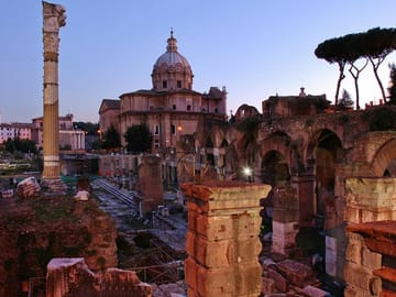 Photoshoot Experience at the Roman Forum in Rome