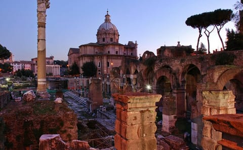 Photoshoot Experience at the Roman Forum in Rome