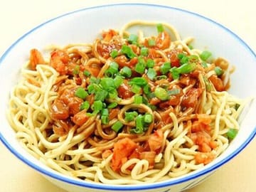 Wuhan Local Food Walking Tour: Hot Dry Noodles to Lotus Soup