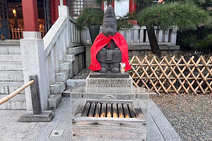 Small Group Walking Tour around Imperial palace and Hie Shrine