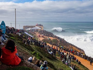 Private Tour of Nazaré's Big Waves and Óbidos from Porto