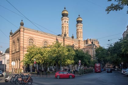 Budapest City Tour with Vajdahunyad Castle Highlights