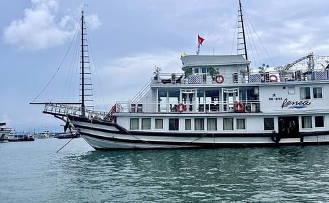 Renea Cruise – Boutique Overnight Cruise in Bai Tu Long Bay(2D1N)