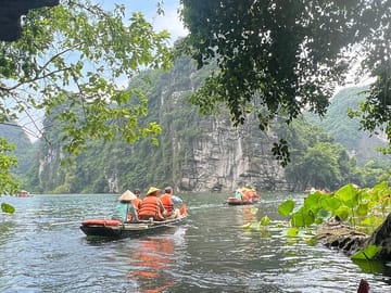 1 Day Luxury Tour to Ninh Binh: Hoa Lu Trang An Mua Cave