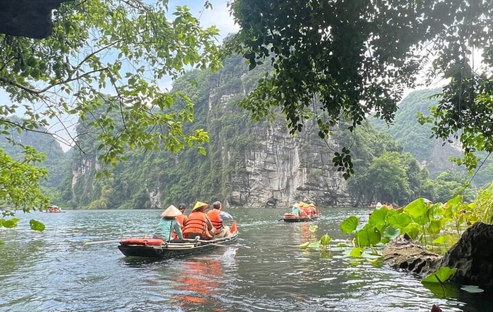1 Day Luxury Tour to Ninh Binh: Hoa Lu Trang An Mua Cave