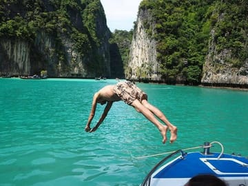 Phi Phi and Maya Bay Speedboat Tour with Lunch from Kathu