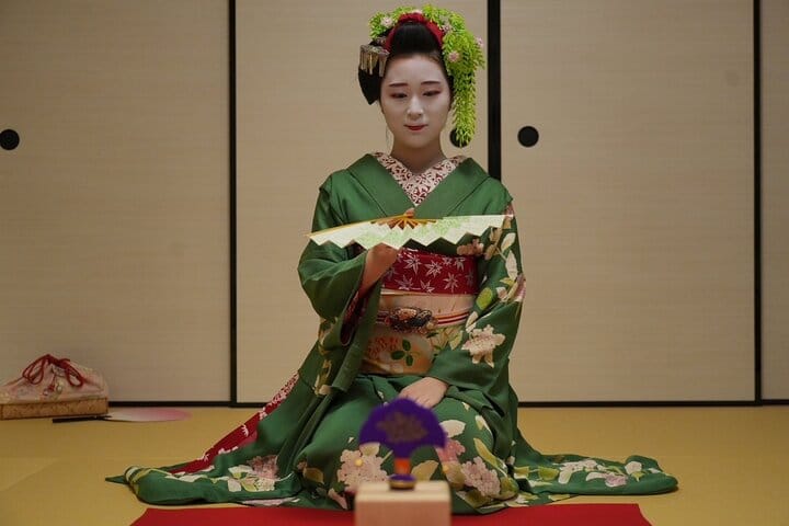 The Art of Geisha: Exclusive Show & Gion Walking Tour 5