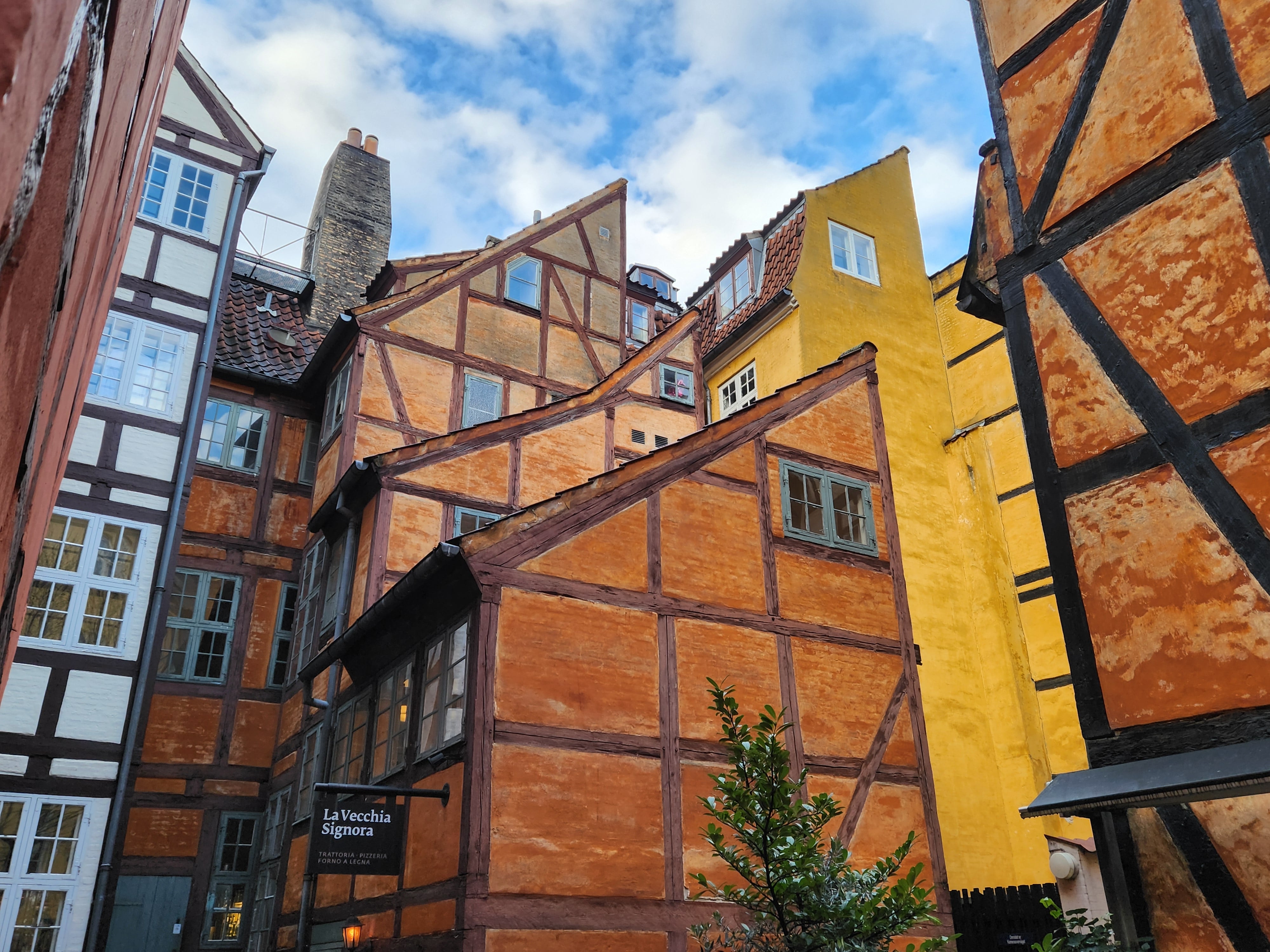 discover beautiful and colorfull buildings in Copenhagen with a local guide and small walking groups