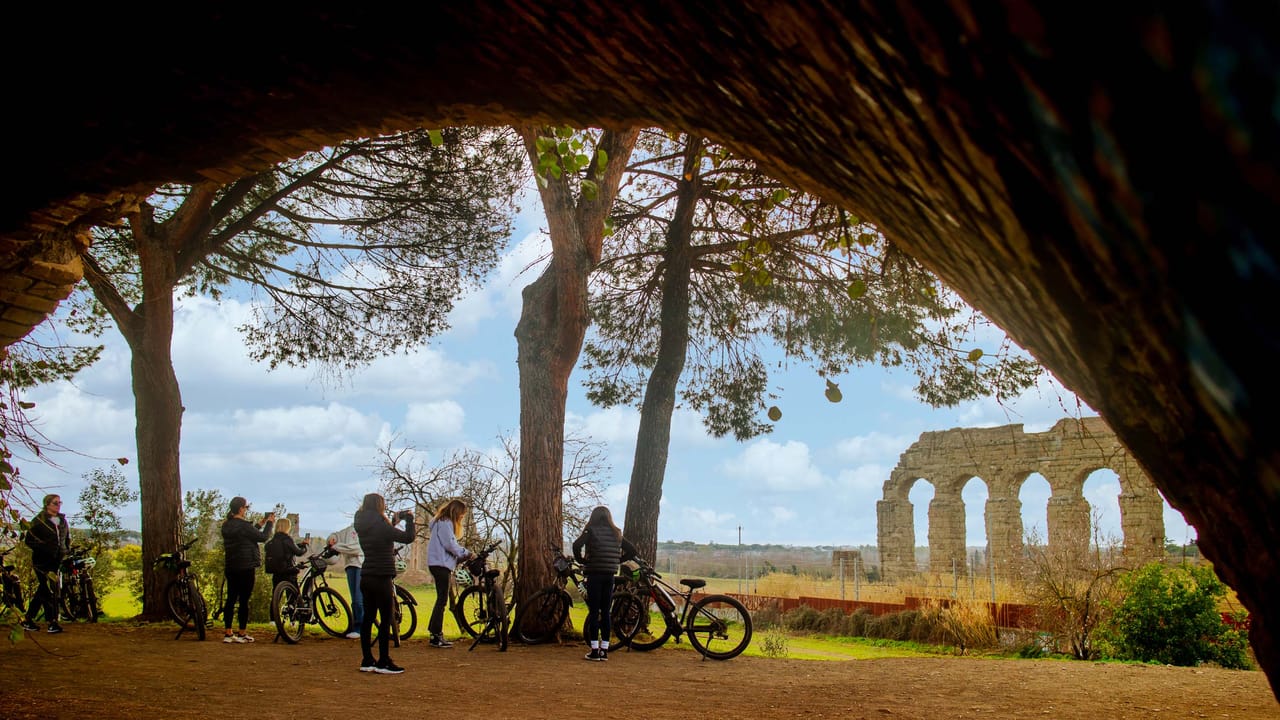 Appian Way Bike Tour with Park of the Aqueducts and the Roman Countryside 9
