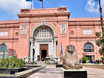 Giza Pyramids and Egyptian Museum Day Tour from Sharm